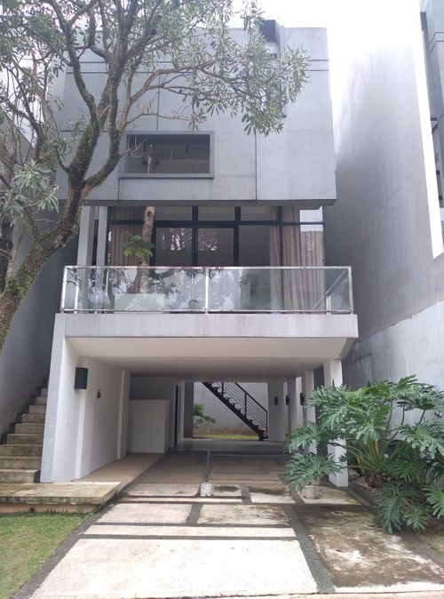 foto tampak rumah tipe C 165 perumahan THE UPPERHOUSE RESIDENCE