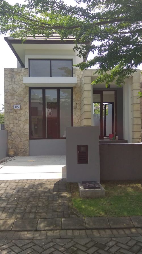 foto tampak rumah tipe Denmoza Hill I No 5 perumahan The Araya