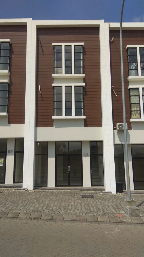 foto tampak rumah tipe UNIVERISTY VILLAGE perumahan The Araya