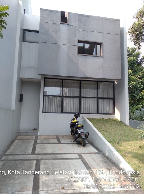 foto tampak rumah tipe Blok C perumahan THE UPPERHOUSE RESIDENCE