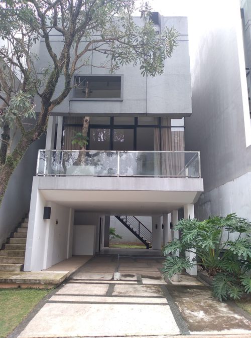 foto tampak rumah tipe B 7 perumahan THE UPPERHOUSE RESIDENCE