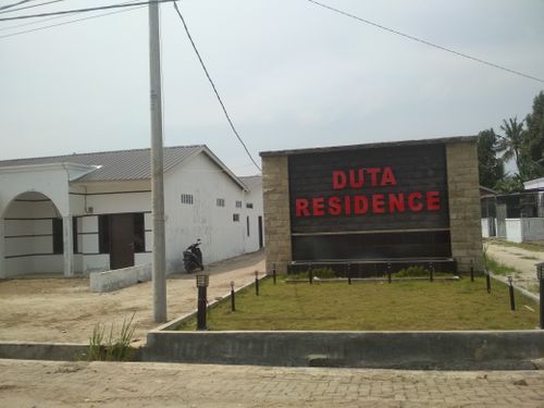 foto gerbang perumahan DUTA RESIDENCE