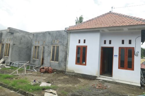foto tampak rumah tipe Semi Finishing perumahan PERUM. NARATAMA RESIDENCE KEROBOKAN II
