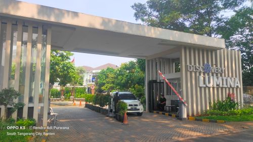 foto gerbang perumahan DISCOVERY LUMINA BINTARO JAYA
