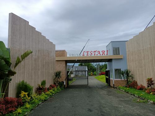 foto gerbang perumahan GRIYA LESTARI