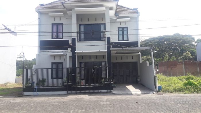 foto tampak rumah tipe 100 perumahan PURI KEDATON