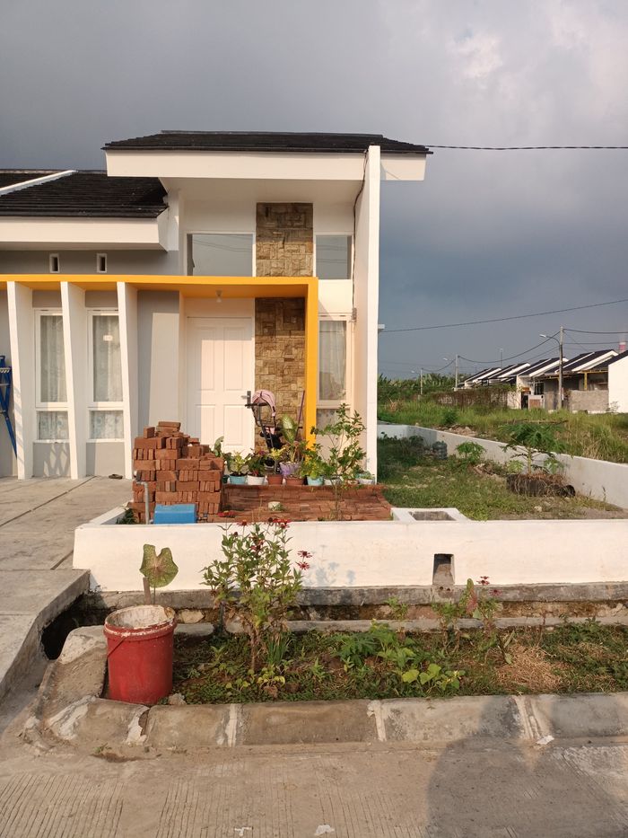 foto tampak rumah tipe AKASIA HOOK H perumahan GRAND PESONA