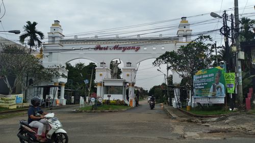 foto gerbang perumahan Ruko Puri Mayang