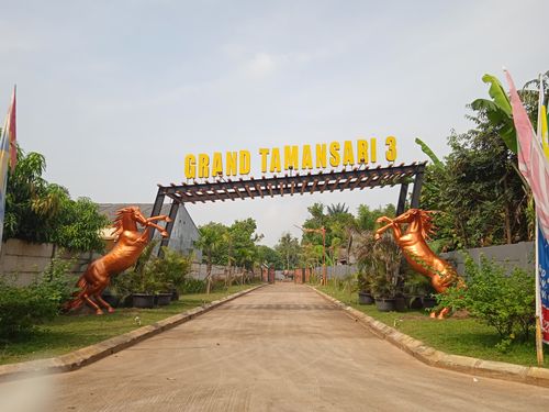 foto gerbang perumahan Grand Tamansari 3 Residence