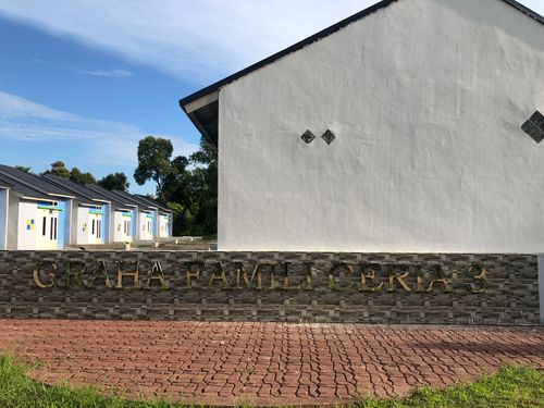 foto gerbang perumahan GRAHA FAMILI CERIA 3.