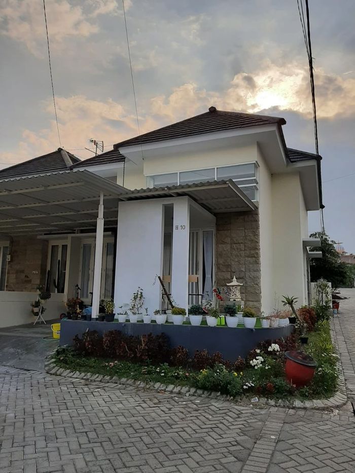 foto tampak rumah tipe 65/161 perumahan KAYANA REGENCY