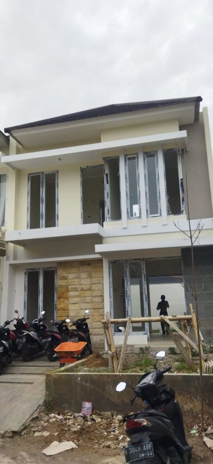 foto tampak rumah tipe 70/107 perumahan KAYANA REGENCY