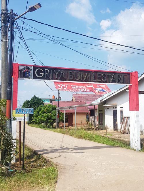 foto gerbang perumahan GRIYA BUMI LESTARI BLOK C