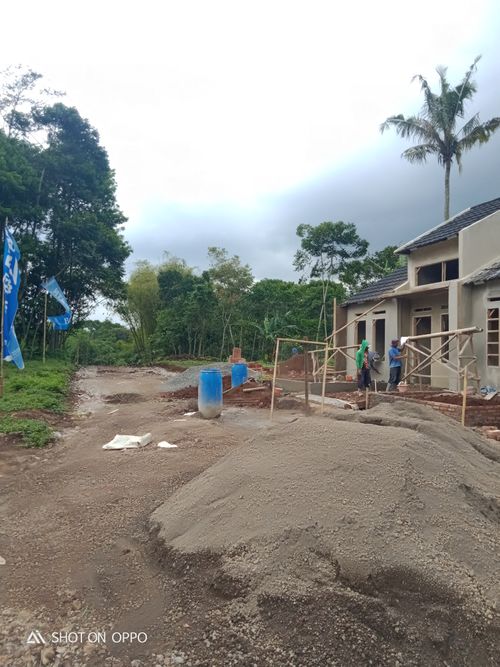 foto gerbang perumahan Queensland Residence