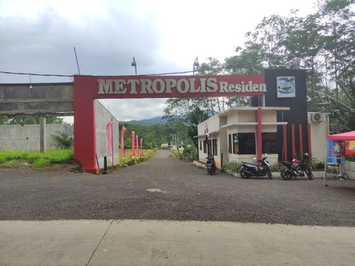foto gerbang perumahan METROPOLIS RESIDENCE