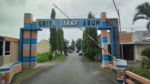 foto gerbang perumahan Griya Tiara Arum