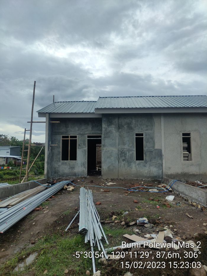 foto tampak rumah tipe 36/84 perumahan Bumi Polewali Mas 2