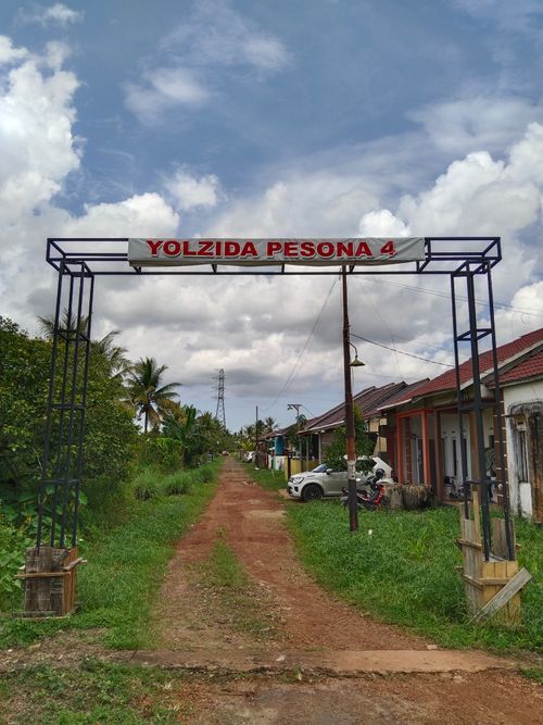 foto gerbang perumahan YOLZIDA PESONA 4