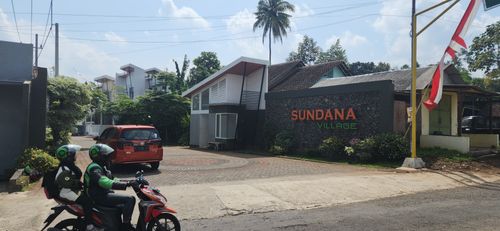 foto gerbang perumahan Sundana Village