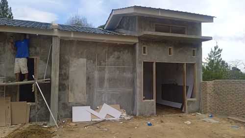 foto gerbang perumahan The Crown Hill Residence