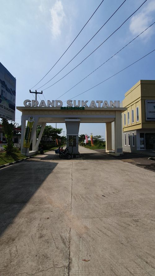 foto gerbang perumahan Grand Sukatani Residence
