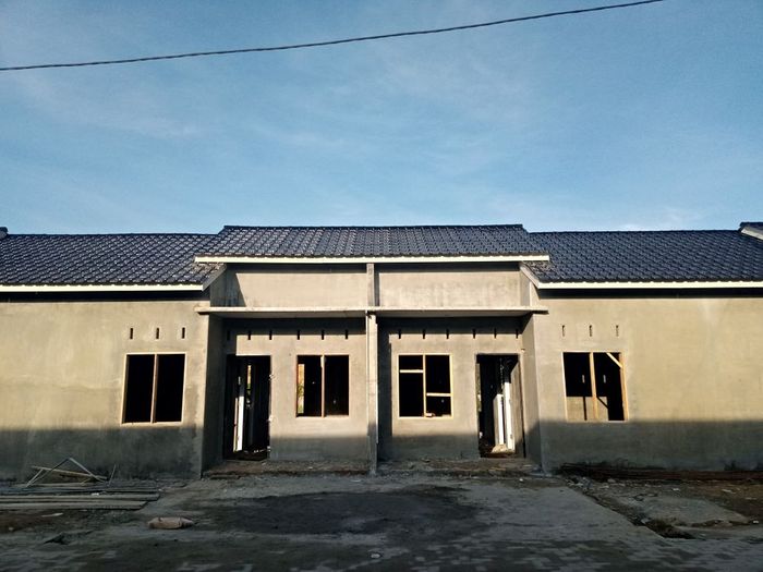 foto tampak rumah tipe 36/108 perumahan Mahkota Residence