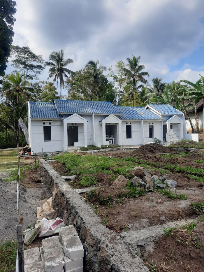 foto tampak rumah tipe 30/60 perumahan Karangduren Regency