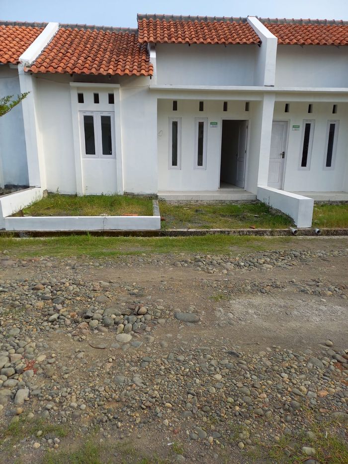 foto tampak rumah tipe BLOK E perumahan AGUNG PRATAMA II