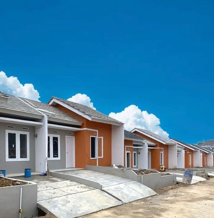 foto tampak rumah tipe 28/60 perumahan BUMI GRIASADI CISEENG
