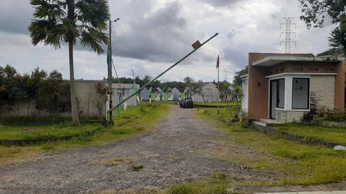 foto gerbang perumahan Aura Mantang