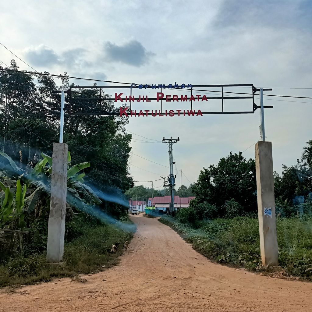 foto gerbang perumahan KINJIL PERMATA KHATULISTIWA 2