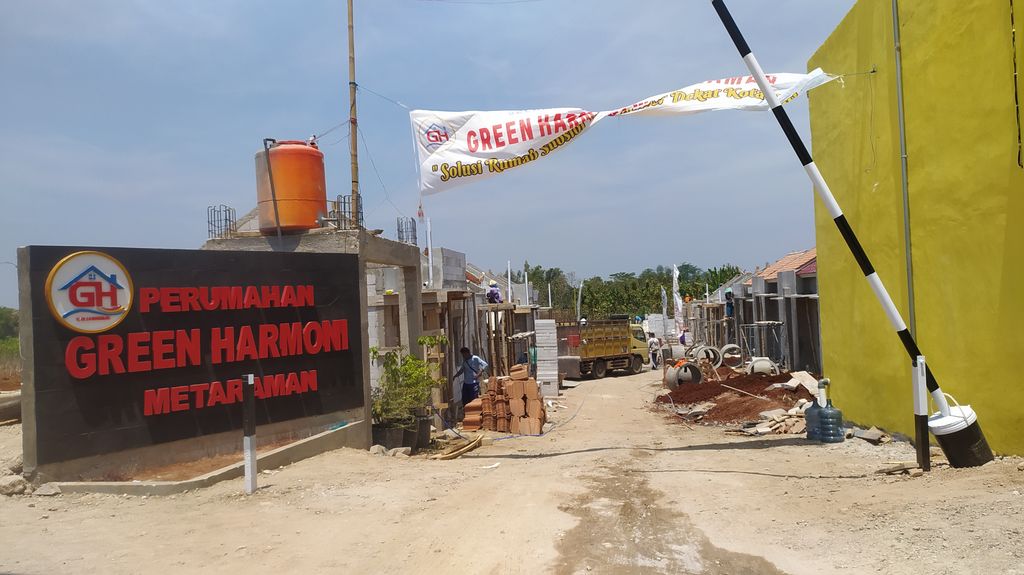 foto gerbang perumahan PERUMAHAN GREEN HARMONI METARAMAN 1
