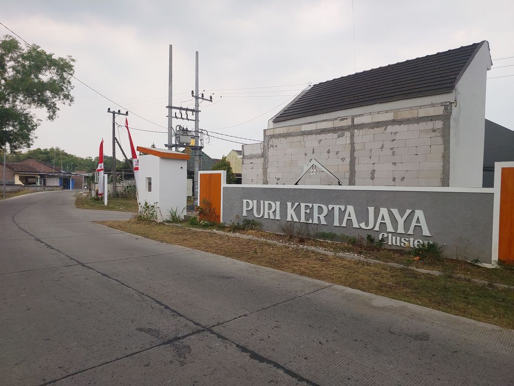 foto gerbang perumahan Bendung Regency Cluster Puri Kertajaya
