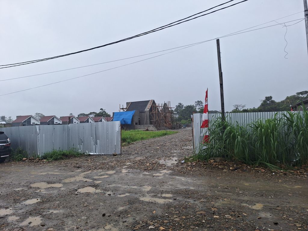 foto gerbang perumahan RAFFLESS RESIDENCE