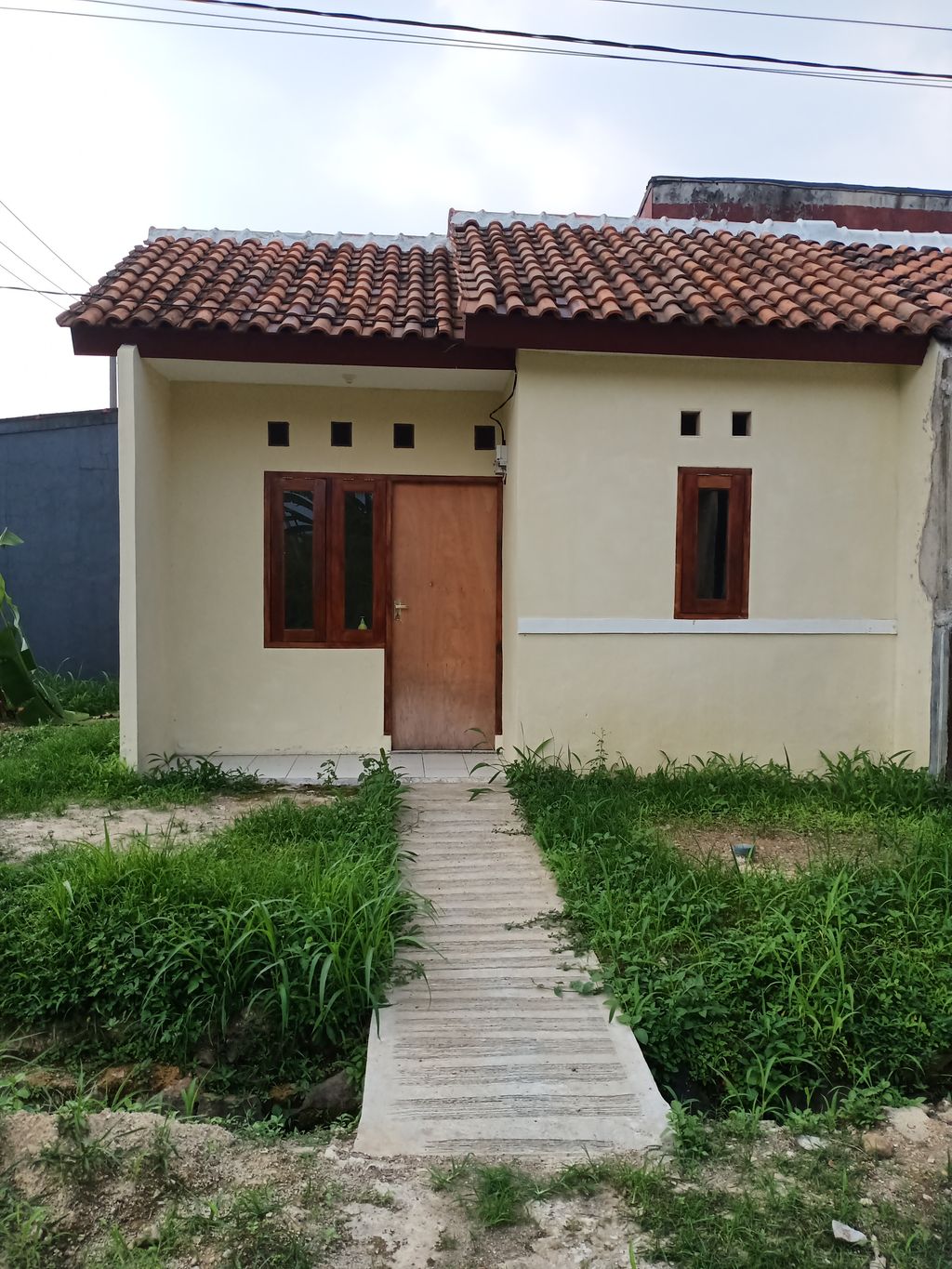 foto contoh rumah perumahan Tamansari Village