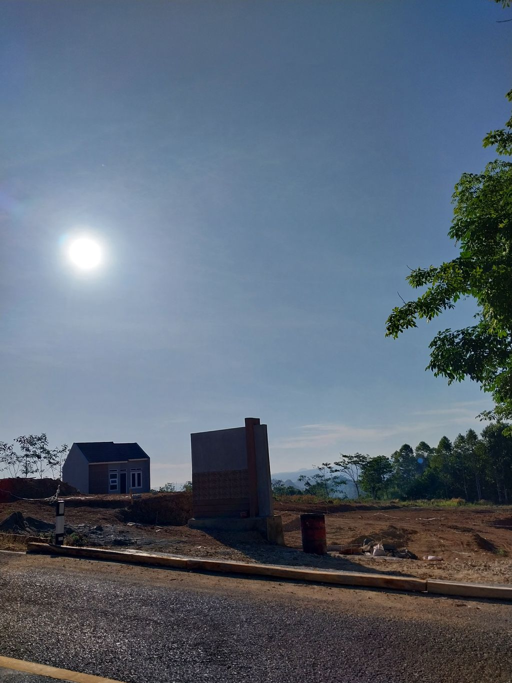 foto gerbang perumahan CIKATOMAS GEMILANG HILLS RESIDENCE