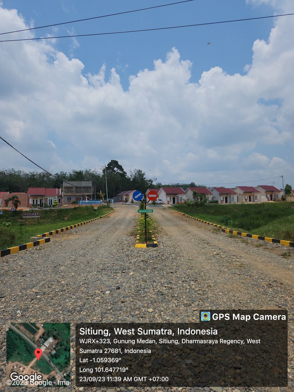 foto gerbang perumahan PERUMAHAN KARANG PERMAI