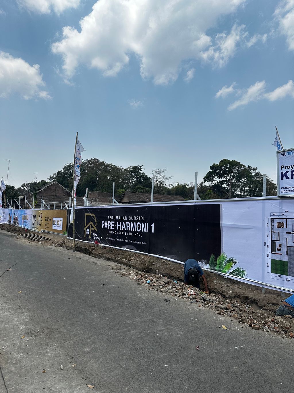 foto gerbang perumahan Pare Harmoni 1