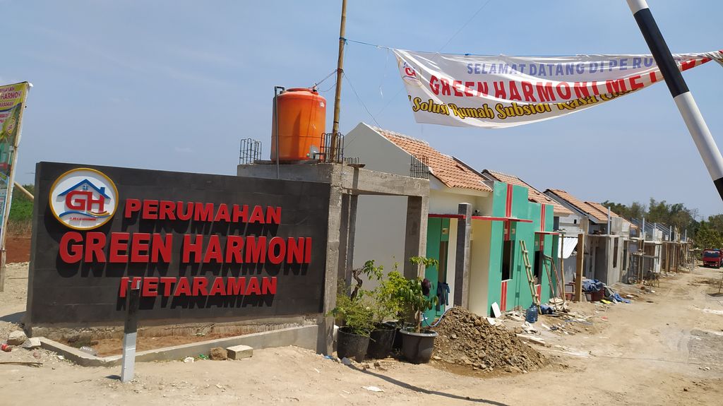 foto gerbang perumahan PERUMAHAN GREEN HARMONI METARAMAN 2