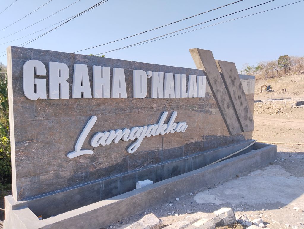 foto gerbang perumahan Graha D'Nailah Lamajakka
