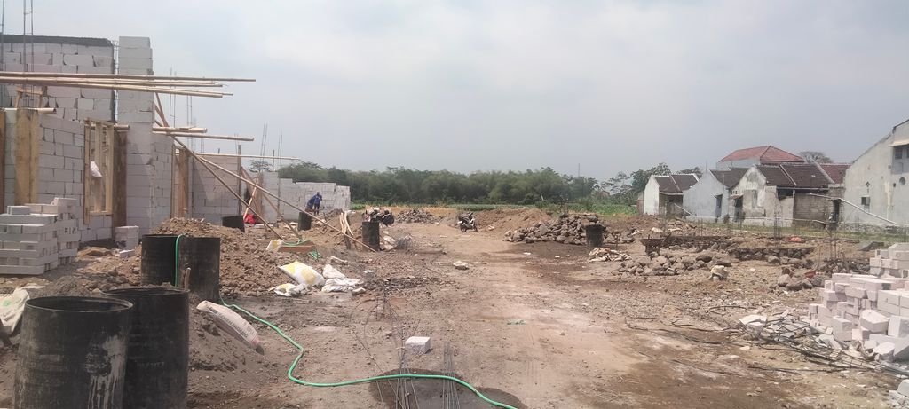 foto posisi tengah perumahan GRIYA MANISRENGGO KOTA