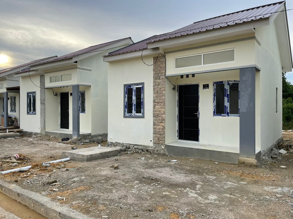foto tampak rumah tipe 36 (7.5m x 14m) perumahan BORNEO RESIDENCE 3