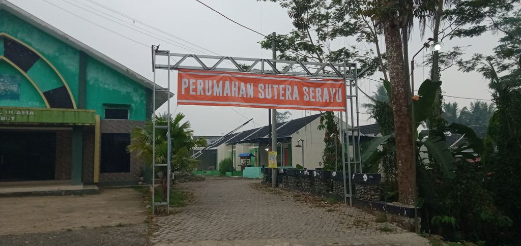 foto gerbang perumahan PERUMAHAN SUTERA SERAYU 2