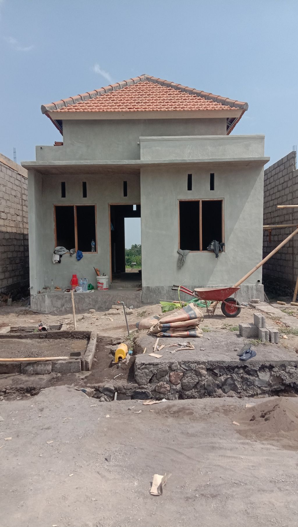 foto tampak rumah tipe 30/80 perumahan GRAHA JINENGDALEM