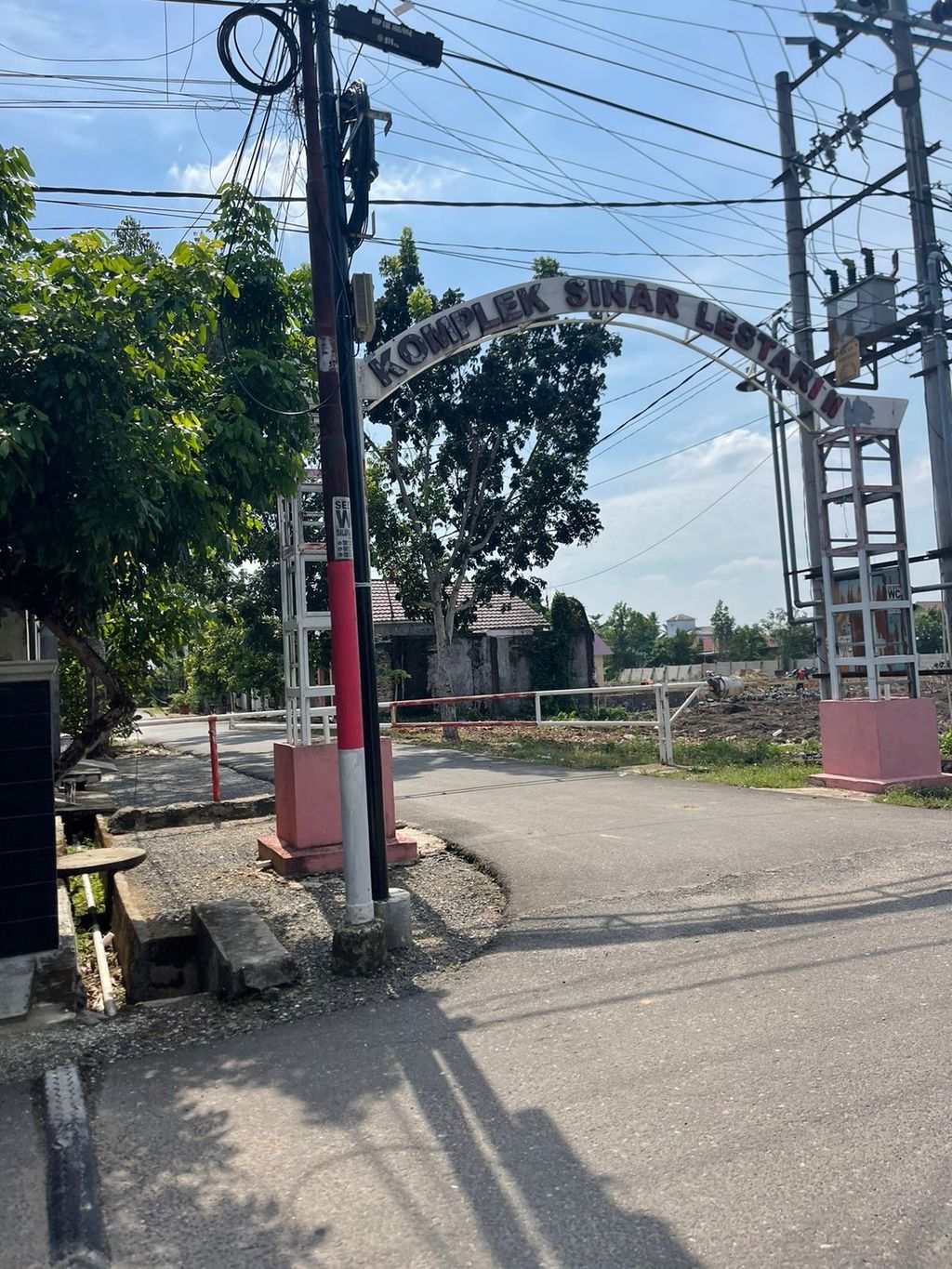 foto gerbang perumahan Pelita Golf Lestari