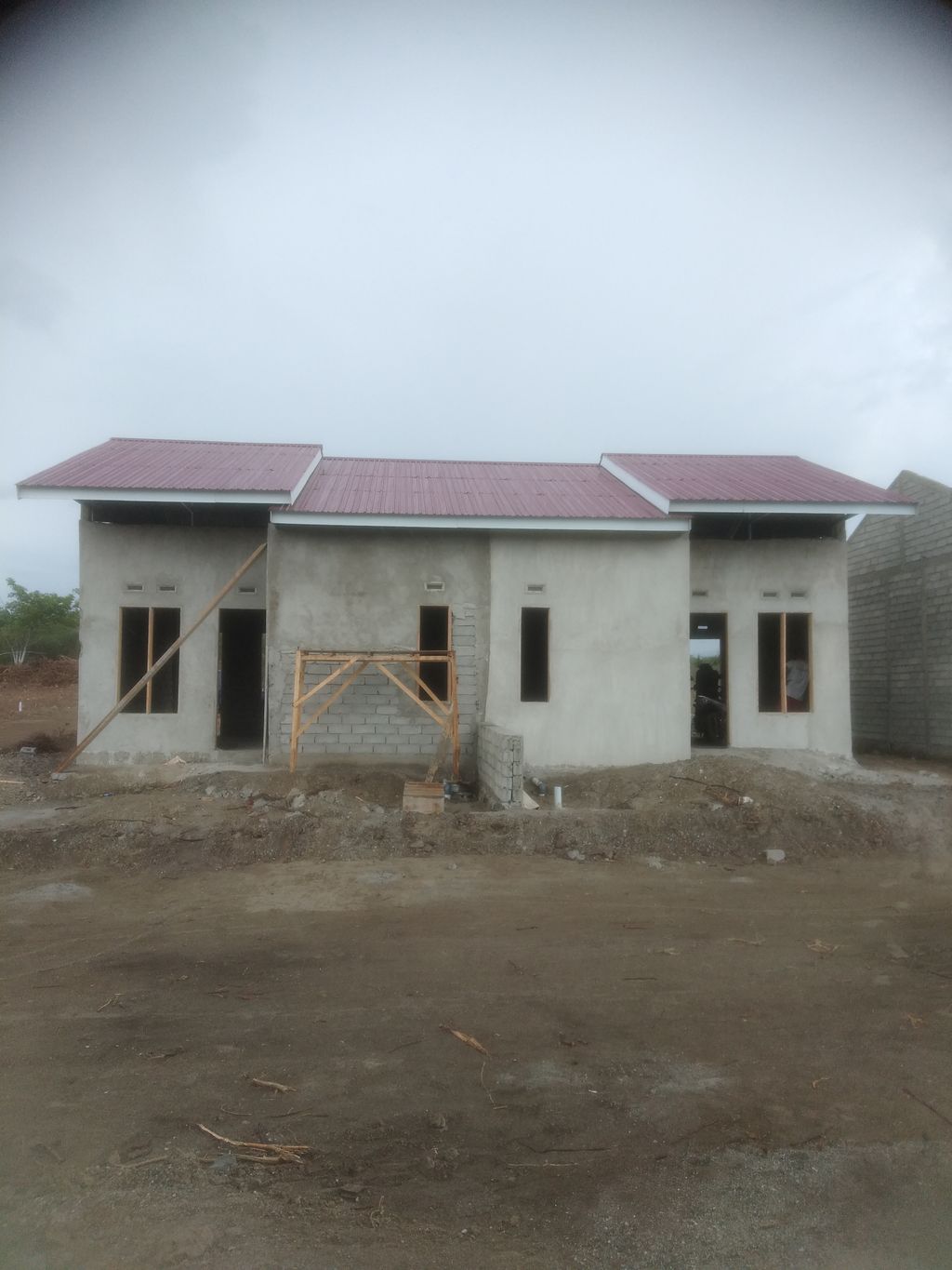 foto tampak rumah tipe 36/108 perumahan GRAND TAIPA RESIDENCE