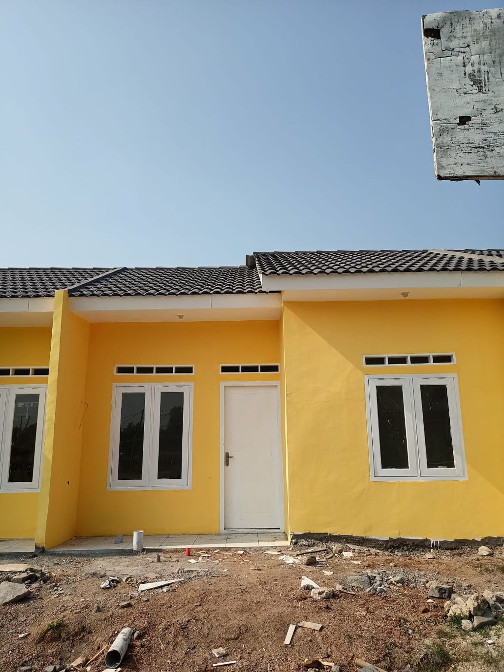 foto tampak rumah tipe Aria perumahan TRIRAKSA VILLAGE 2