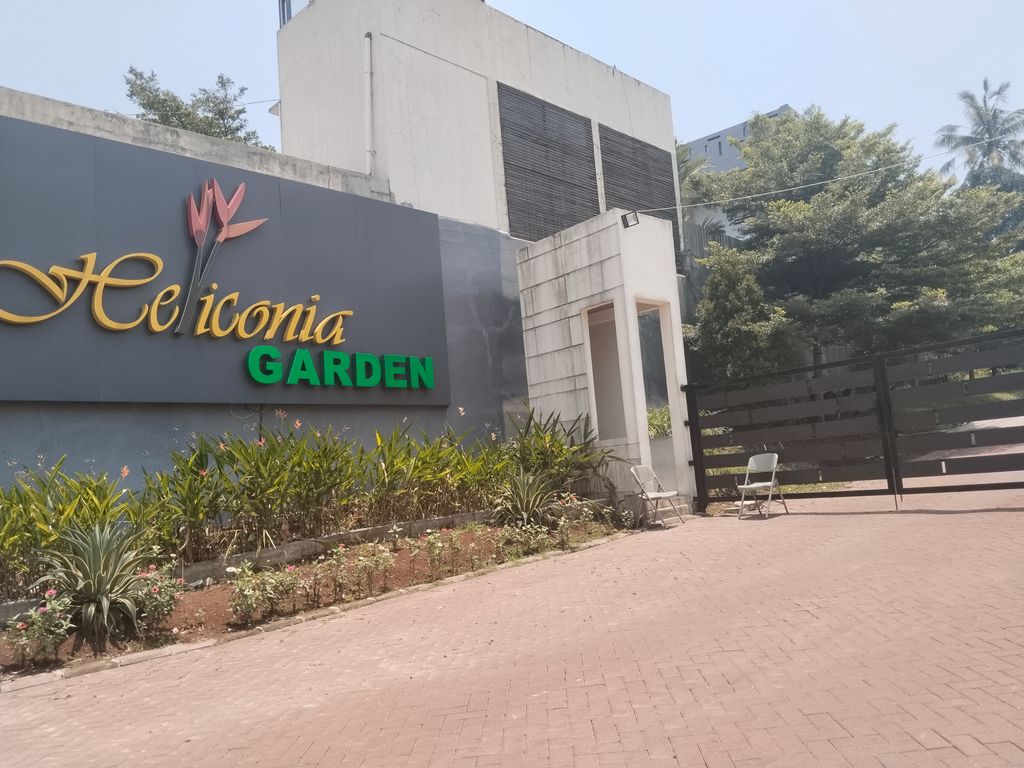 foto gerbang perumahan Heliconia Garden