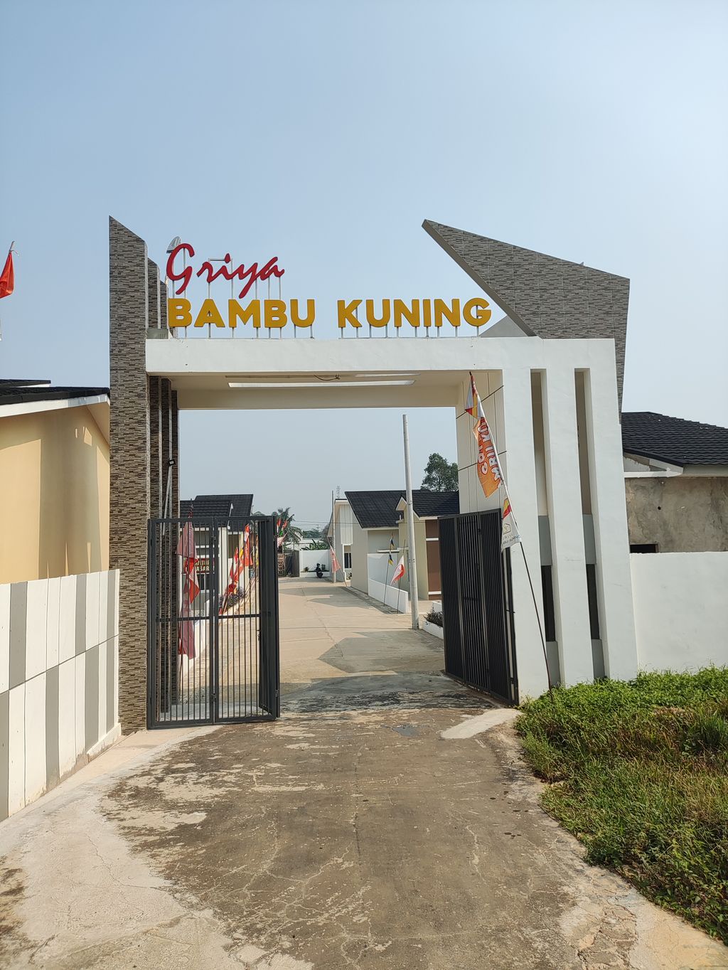 foto gerbang perumahan Griya Bambu Kuning
