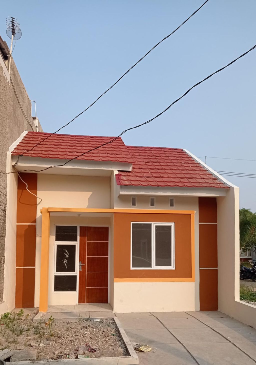 foto tampak rumah tipe 30/84 blok B18 no 1a perumahan PESONA KALANGSURIA ( PESONA LAMA )